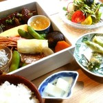 日向草 - 蓋を開けると、様々な心づくしの品々が、ずらりと並んでます！