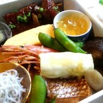 日向草 - 日向草御膳のふた付き器の中身。丹念な仕事が施されています。