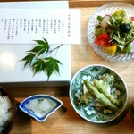 日向草 - 日向草御膳は、ふた付きの白い器に、お品書きが添えて登場します！