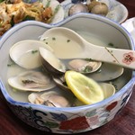 奥ながら - 蛤の酒蒸し‥肉厚のプリっぷりとした甘い味わい。