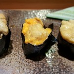 天寿し - 左から赤ウニ、バフンウニ、白ウニ