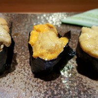 天寿し 京町店 - 左から赤ウニ、バフンウニ、白ウニ