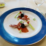 トゥールダルジャン - 小ヤリイカのファルシ サフランソースとイカスミのヴェール