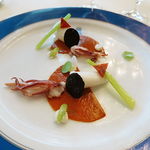 トゥールダルジャン - 小ヤリイカのファルシ サフランソースとイカスミのヴェール