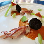 トゥールダルジャン - 小ヤリイカのファルシ サフランソースとイカスミのヴェール