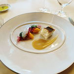 トゥールダルジャン - スズキのポワレ セージ風味のアイゴ ブーリドと夏野菜のティアン