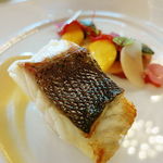 スズキのポワレ セージ風味のアイゴ ブーリドと夏野菜のティアン