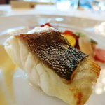 トゥールダルジャン - スズキのポワレ セージ風味のアイゴ ブーリドと夏野菜のティアン