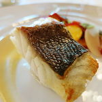 トゥールダルジャン - スズキのポワレ セージ風味のアイゴ ブーリドと夏野菜のティアン