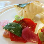 トゥールダルジャン - スズキのポワレ セージ風味のアイゴ ブーリドと夏野菜のティアン