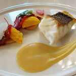 トゥールダルジャン - スズキのポワレ セージ風味のアイゴ ブーリドと夏野菜のティアン