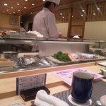 築地寿司清 - 店内はカウンターとテーブル席もございます