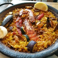 Bar Espanol LA BODEGA 大阪店 - イベリコ豚、赤海老、夏野菜の季節のパエリャ1,320円