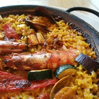 Bar Espanol LA BODEGA 大阪店 - しっとり甘味の濃い赤海老、アサリやイカの旨味に夏野菜もたっぷり