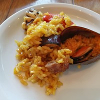 Bar Espanol LA BODEGA 大阪店 - ムール貝など魚介の旨味に、ジューシーな肉汁のイベリコ豚が贅沢～