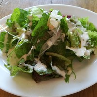 Bar Espanol LA BODEGA 大阪店 - サラダにはまろやかなシーザードレッシングと、香ばしいアーモンドスライスが