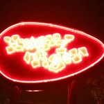 ハングリータイガー - 夜目にも立つロゴ看板。