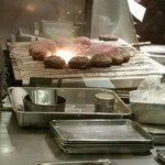 ハングリータイガー - チャコールグリルで焼かれるハンバーグ。