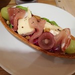 発酵デリカテッセン カフェテリア コウジ&コー - チーズとマスカット的な