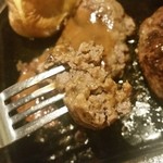 ハングリータイガー - ハンバーグステーキ、断面。