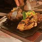 ハングリータイガー - ハンバーグ＆タンドーリチキン、卓上調理中。