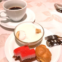 ラ プルーズ東京 - デザートもバイキング形式。