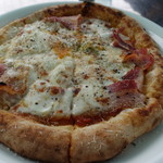 Ponchi'sPizza - はみ出し熟成ベーコンと、とろとろ卵のピザ