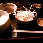 牛幸 本店 - ご飯、大根サラダ、タレ、味噌汁、漬物