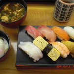 立喰い寿司　七幸 - にぎりセットは温泉卵と赤だし付です
