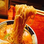 支那麺 はしご 本店 - 香り高い紅油と芝麻醤を使用したスープ。
                                あっさりとしながらコクがあり、コレが病みつきになる。
                                喉ごしの良いストレート麺はスープの絡みも良い。
                                （替玉は無さそう。）