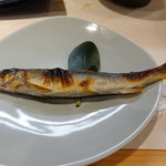 柳家錦 - 生きた鮎を塩水の中で泳がせ、干して炭火で焼いた「鮎の丸干し柳家錦風」