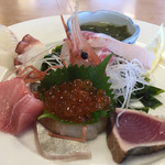 活魚料理 びんび家 - 刺身の盛り合わせ。見た目も豪華な盛り合わせ。