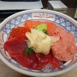 磯丸水産 - まぐろとサーモンの４色丼８９５円の完成です。