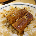 柳家錦 - もちろんご飯の間にもう一切れ入った中入り丼です