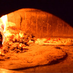 アランジャルシ - 石窯で焼かれるピッツァ。後ほど、コレを頂きました