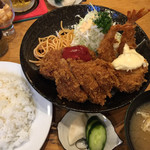 洋食50BAN - セットＡ ミックスフライ ¥1300。
      ヒレ、海老、チキン、ほか。
      下町ならではのボリューム！ありがたい！