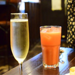 アランジャルシ - プロセッコ＠税込700円（手前）＆　ブラッドオレンジジュース＠税込500円