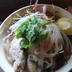 サーカス - 蒸し鶏とフォー、パクチーを載せて