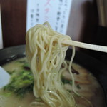 ラーメン食堂 暖や - 麺は平打ち気味の中細麺、加水率は中低級。