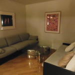 バー ミレニアム - 草間彌生さん作品密集ソファ席