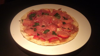 Food×Bar=Saloon - イチゴと生ハムのピザ