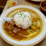 トリプルカレー1000円（ビーフ、バターチキン、トロピカルの各カレー）