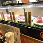 立喰い焼肉　おやびん - ガラスケースには美味しそうな部位がズラリ