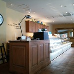 71389948 - 店内　持ち帰りも出来ます