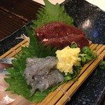 田舎家 炉 - 「炉」刺し身にはクジラとシラス　デカイのとちっちゃいの