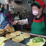 天津葱抓餅 - 手返しがいいのは、日本のお好み焼き屋さん同様です。