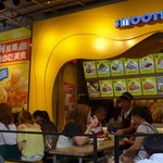 思慕昔 - 注文カウンターの前には、ちょっと窮屈な座席が。