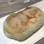 パン屋カフェ キャトル - 口溶けメロンパン  130円 外