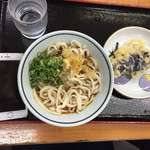 うどん 一福 - 冷やぶっかけうどん1玉  ネギ・スリ生姜乗せ
      右は茄子の天ぷら