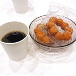 イオンラウンジ - 料理写真:ホットコーヒーとドーナッツ